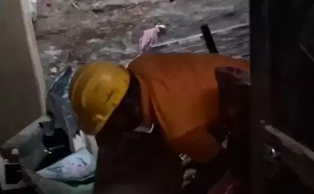 भरभराकर गिरी बालकनी- एक ही परिवार के तीन लोगों की मौत- कई घायल भरभराकर गिरी बालकनी- एक ही परिवार के तीन लोगों की मौत- कई घायल