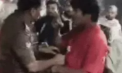 चौक बाजार में हंगामा- दरोगा को गालियों से नवाजा- सिपाही की फाडी वर्दी चौक बाजार में हंगामा- दरोगा को गालियों से नवाजा- सिपाही की फाडी वर्दी