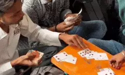 चलती ट्रेन में खेल जुआ- शैंपू लगा किया स्नान-UP लौंडे को ढूंढ रही RPF चलती ट्रेन में खेल जुआ- शैंपू लगा किया स्नान-UP लौंडे को ढूंढ रही RPF