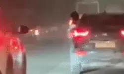 चलती कार में स्टंट- REEL के लिए युवती ने उतारे कपड़े- शहीद पथ पर..