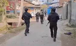 कश्मीर में 120 जगह छापे- मिले सिमकार्ड डिजिटल डिवाइस- 2 अफसर बर्खास्त कश्मीर में 120 जगह छापे- मिले सिमकार्ड डिजिटल डिवाइस- 2 अफसर बर्खास्त