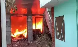 गोदाम में लगी भयंकर आग- सुरक्षित निकाला गैस सिलेंडर- जला लाखों का.. गोदाम में लगी भयंकर आग- सुरक्षित निकाला गैस सिलेंडर- जला लाखों का..