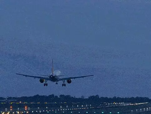 उड़ते विमान में सुटटे मार रहा पैसेंजर गिरफ्तार- टॉयलेट में सिगरेट के..