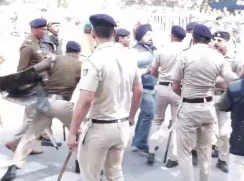 छात्र संघ चुनाव को लेकर प्रदर्शन- पुलिस का लाठीचार्ज- दूर तक खदेड़ा