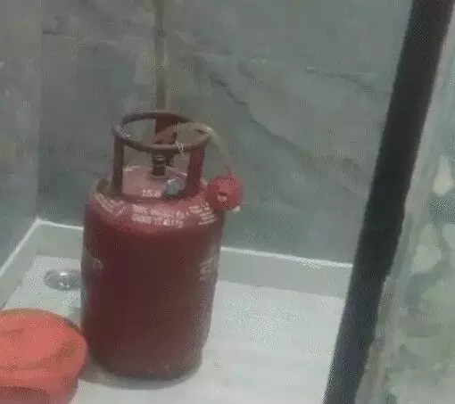 बाथरूम में नहा रही कक्षा 6 की छात्रा पर मौत का झपट्टा- एक दिन पहले..