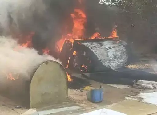 सफाई के दौरान हादसा- गोदाम में लगी आग- बुझाने में युवक झुलसा