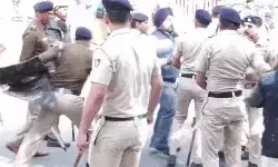 छात्र संघ चुनाव को लेकर प्रदर्शन- पुलिस का लाठीचार्ज- दूर तक खदेड़ा