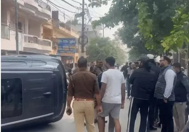 महिलाओं को टक्कर मार पलटी ब्रेजा- एक की मौत- शहबाज गिरफ्तार