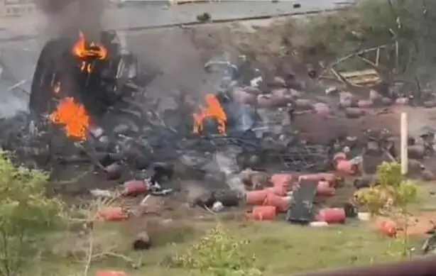 सिलेंडर से भरा ट्रक पलटा- आग लगने से फटे कई गैस सिलेंडर- ड्राइवर की..