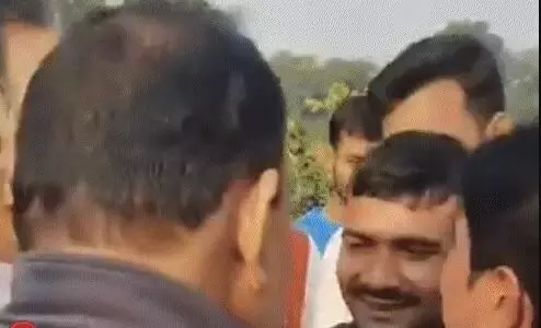 बिहार चुनाव-ग्रामीणों ने BJP प्रत्याशी खदेड़ा-पैसे लेते RJD समर्थक...