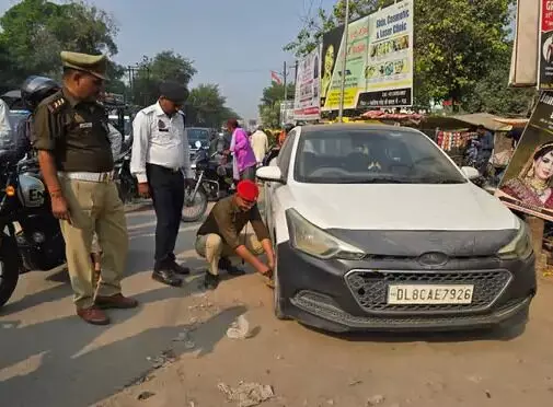 सड़क किनारे खड़ी गाड़ियों पर यातायात पुलिस ने जड़ा अपना ताला