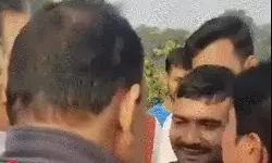 बिहार चुनाव-ग्रामीणों ने BJP प्रत्याशी खदेड़ा-पैसे लेते RJD समर्थक...