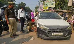 सड़क किनारे खड़ी गाड़ियों पर यातायात पुलिस ने जड़ा अपना ताला