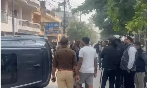 महिलाओं को टक्कर मार पलटी ब्रेजा- एक की मौत- शहबाज गिरफ्तार