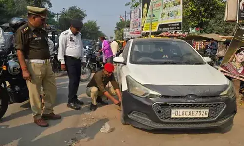 सड़क किनारे खड़ी गाड़ियों पर यातायात पुलिस ने जड़ा अपना ताला