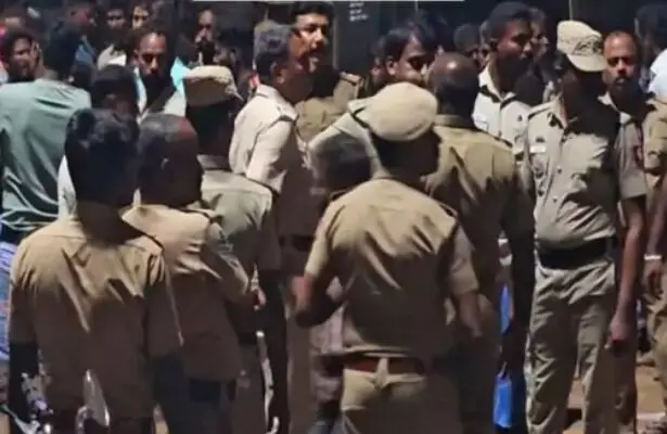 पुलिस की गाड़ी की टक्कर से पति पत्नी और बेटे की मौत- रिश्तेदार..