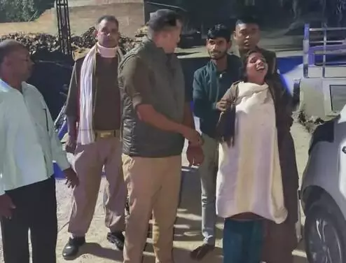 मां से नाराज युवती ने नदी में लगाई छलांग- गोताखोरों ने सुरक्षित निकाला मां से नाराज युवती ने नदी में लगाई छलांग- गोताखोरों ने सुरक्षित निकाला