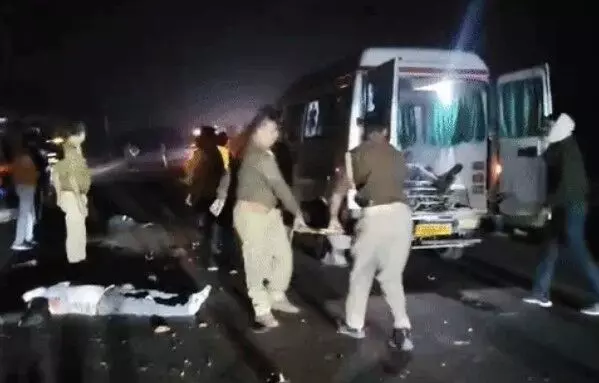 ट्रक की टक्कर से 2 बिजली कर्मियों की मौत-तीसरा गंभीर- सड़क पर बिखरे.. ट्रक की टक्कर से 2 बिजली कर्मियों की मौत-तीसरा गंभीर- सड़क पर बिखरे..