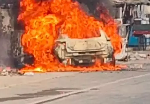 दिल्ली सहारनपुर हाईवे पर घनी आबादी में खड़ी कार बनी आग का गोला दिल्ली सहारनपुर हाईवे पर घनी आबादी में खड़ी कार बनी आग का गोला
