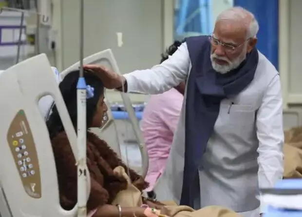 एयरपोर्ट से सीधे अस्पताल पहुंचे PM ने घायलों से की मुलाकात- दी दिलासा