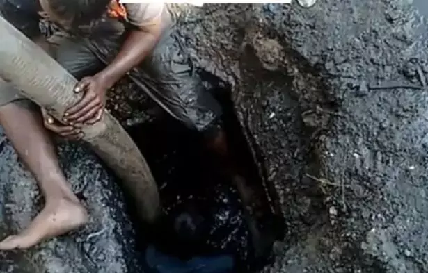 सेप्टिक टैंक की सफाई करने उतरे मजदूर की मौत- दूसरा सीरियस