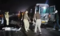 ट्रक की टक्कर से 2 बिजली कर्मियों की मौत-तीसरा गंभीर- सड़क पर बिखरे.. ट्रक की टक्कर से 2 बिजली कर्मियों की मौत-तीसरा गंभीर- सड़क पर बिखरे..