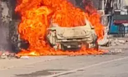 दिल्ली सहारनपुर हाईवे पर घनी आबादी में खड़ी कार बनी आग का गोला दिल्ली सहारनपुर हाईवे पर घनी आबादी में खड़ी कार बनी आग का गोला