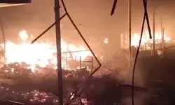 100 साल पुराने मार्केट में भयंकर आग- धूं धूं करके जलती दुकानें