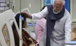 एयरपोर्ट से सीधे अस्पताल पहुंचे PM ने घायलों से की मुलाकात- दी दिलासा