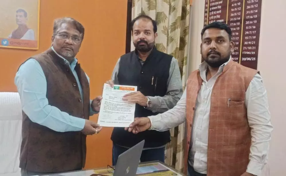 सभासदों ने की क्षतिग्रस्त बिजली के खभों की अधिशासी अभियंता से लिखित शिकायत सभासदों ने की क्षतिग्रस्त बिजली के खभों की अधिशासी अभियंता से लिखित शिकायत