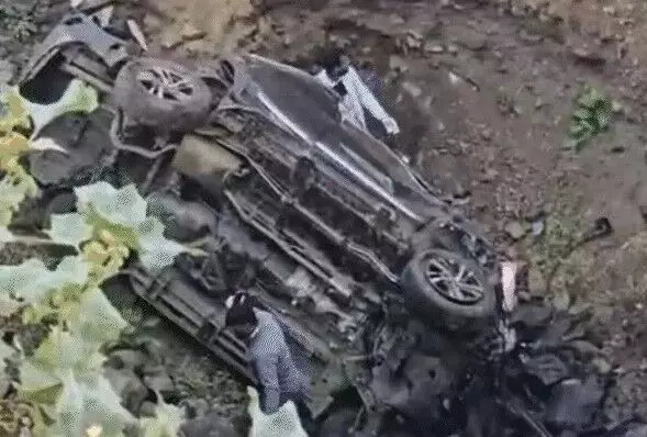 दिल्ली मुंबई एक्सप्रेस वे पर हादसा- खाई में गिरी कार- चली गई 5 की जान