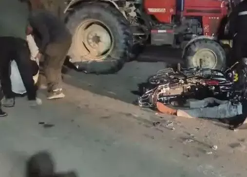 तेज रफ्तार ट्रैक्टर की टक्कर से बाइक सवार की मौत- ड्राइवर फरार तेज रफ्तार ट्रैक्टर की टक्कर से बाइक सवार की मौत- ड्राइवर फरार