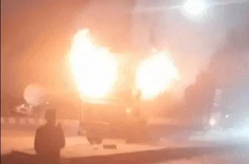 नेशनल हाईवे पर कंटेनर में लगी आग- धमाकों से डरे अन्य गाड़ी चालक नेशनल हाईवे पर कंटेनर में लगी आग- धमाकों से डरे अन्य गाड़ी चालक