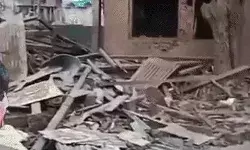 कार धमाका कर 13 लोगों की जान लेने वाले आतंकी उमर का घर उड़ाया