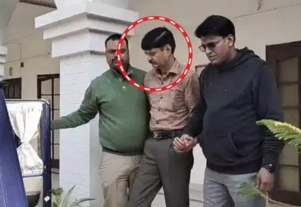 पुलिस दफ्तर में घूसखोरी- 15000 की रिश्वत लेता बाबू गिरफ्तार पुलिस दफ्तर में घूसखोरी- 15000 की रिश्वत लेता बाबू गिरफ्तार