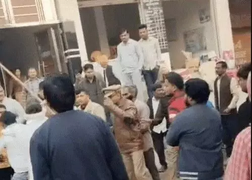 चोरी पकड़ने गई बिजली टीम पर हमला- जान बचाकर पड़ा भागना चोरी पकड़ने गई बिजली टीम पर हमला- जान बचाकर पड़ा भागना