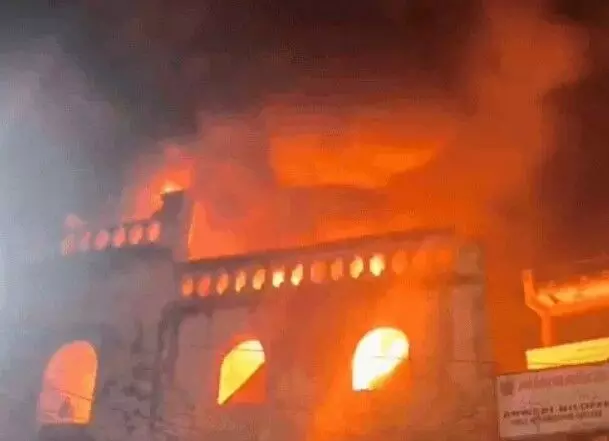 फोम गोदाम में लगी आग से हिले आसपास के लोगों के दिल- चार दमकल ने.. फोम गोदाम में लगी आग से हिले आसपास के लोगों के दिल- चार दमकल ने..