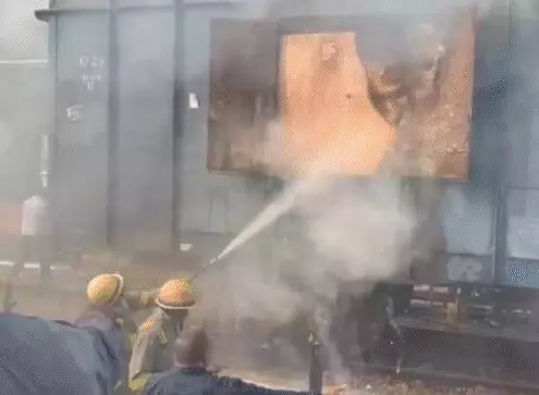 प्लेटफार्म पर खड़ी माल गाड़ी में लगी आग- धुआं उठते देख दौड़े कर्मचारी प्लेटफार्म पर खड़ी माल गाड़ी में लगी आग- धुआं उठते देख दौड़े कर्मचारी