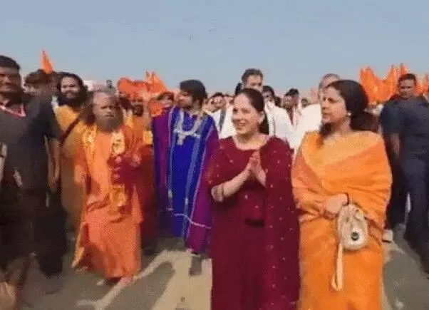 सनातन पद यात्रा- जया किशोरी के साथ एक्ट्रेस शिल्पा शेट्टी भी शामिल सनातन पद यात्रा- जया किशोरी के साथ एक्ट्रेस शिल्पा शेट्टी भी शामिल