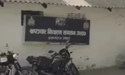 घूस लेता रिश्वतखोर फूड इंस्पेक्टर गिरफ्तार- विजिलेंस ने रंगे हाथ दबोचा घूस लेता रिश्वतखोर फूड इंस्पेक्टर गिरफ्तार- विजिलेंस ने रंगे हाथ दबोचा