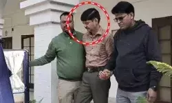 पुलिस दफ्तर में घूसखोरी- 15000 की रिश्वत लेता बाबू गिरफ्तार पुलिस दफ्तर में घूसखोरी- 15000 की रिश्वत लेता बाबू गिरफ्तार