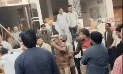 चोरी पकड़ने गई बिजली टीम पर हमला- जान बचाकर पड़ा भागना चोरी पकड़ने गई बिजली टीम पर हमला- जान बचाकर पड़ा भागना