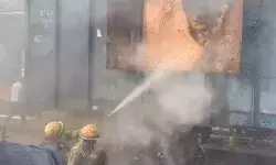 प्लेटफार्म पर खड़ी माल गाड़ी में लगी आग- धुआं उठते देख दौड़े कर्मचारी प्लेटफार्म पर खड़ी माल गाड़ी में लगी आग- धुआं उठते देख दौड़े कर्मचारी