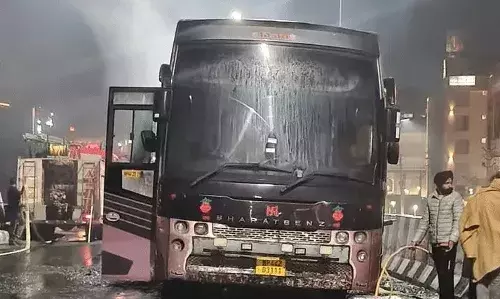 अमृतसर जा रही टूरिस्ट बस में लगी आग- गाड़ी में थे 30 लोग सवार अमृतसर जा रही टूरिस्ट बस में लगी आग- गाड़ी में थे 30 लोग सवार