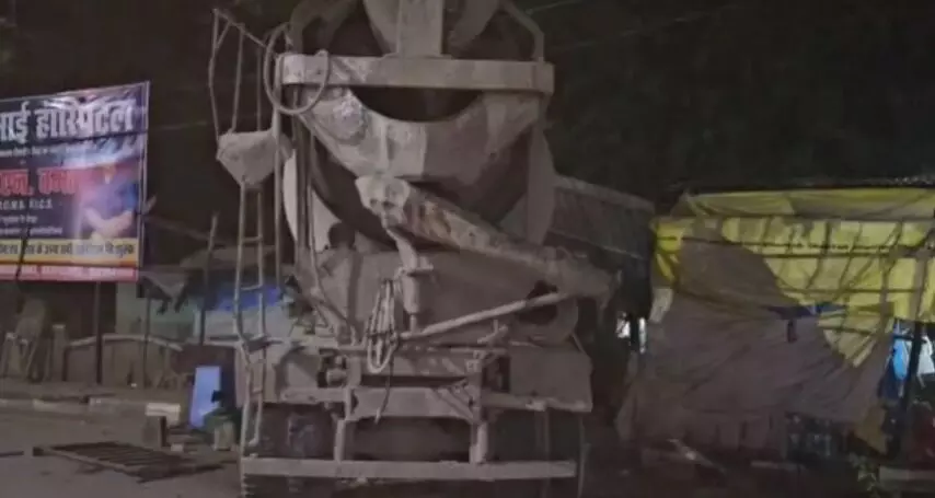 हाईवे की रेलिंग व नाला तोड़ दुकान में घुसा ट्रक- मची अफरा तफरी हाईवे की रेलिंग व नाला तोड़ दुकान में घुसा ट्रक- मची अफरा तफरी