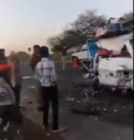 हाईवे पर हाहाकार- ट्रक व टेंपो की भिड़ंत में 5 श्रद्धालुओं की मौत हाईवे पर हाहाकार- ट्रक व टेंपो की भिड़ंत में 5 श्रद्धालुओं की मौत