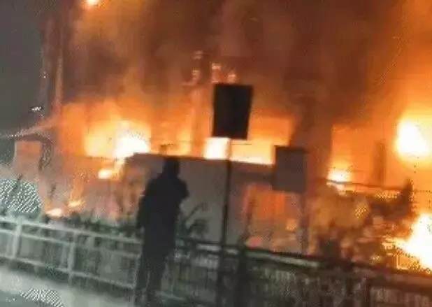 चार मंजिला होटल में भयंकर आग- बाथरूम में घुसे युवक की मौत चार मंजिला होटल में भयंकर आग- बाथरूम में घुसे युवक की मौत