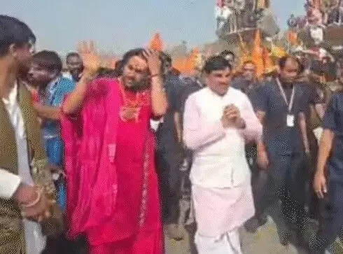 सनातन पदयात्रा- CM ने धीरेंद्र के साथ सड़क पर बैठ खाए पूडी सब्जी सनातन पदयात्रा- CM ने धीरेंद्र के साथ सड़क पर बैठ खाए पूडी सब्जी