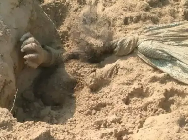 कुत्तों ने खोला लड़की के मर्डर का राज- खोज निकाली लड़की की लाश कुत्तों ने खोला लड़की के मर्डर का राज- खोज निकाली लड़की की लाश