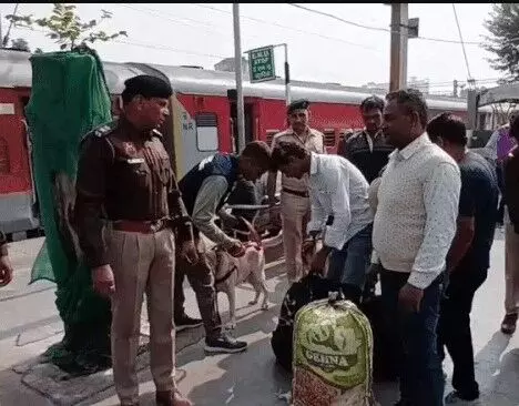 स्वतंत्रता सेनानी एक्सप्रेस में बम? संदिग्ध के थैले की तलाशी में मिले.. स्वतंत्रता सेनानी एक्सप्रेस में बम? संदिग्ध के थैले की तलाशी में मिले..